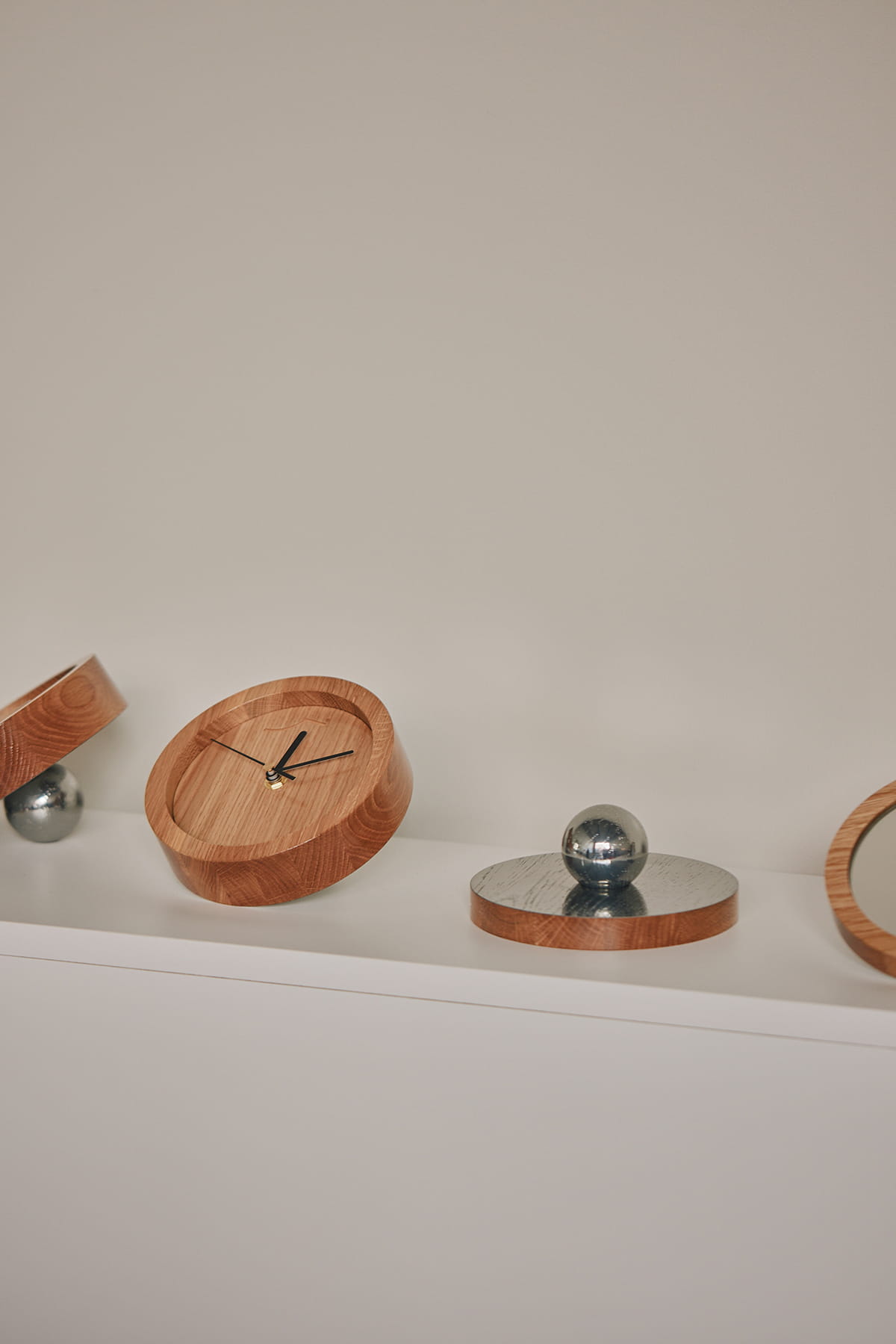 Circle Sphere Clock, in solid oak and silver finish, Outside diameter 153 x Thickness 37 x Sphere diameter 47 x Thickness of ball 44 x Total thickness 81 mm
Circle Sphere Mirror, in solid oak and silver finish, Outside diameter 153 x Thickness 19 x Sphere diameter 47 x Thickness of ball 44 x Total thickness 63 mm