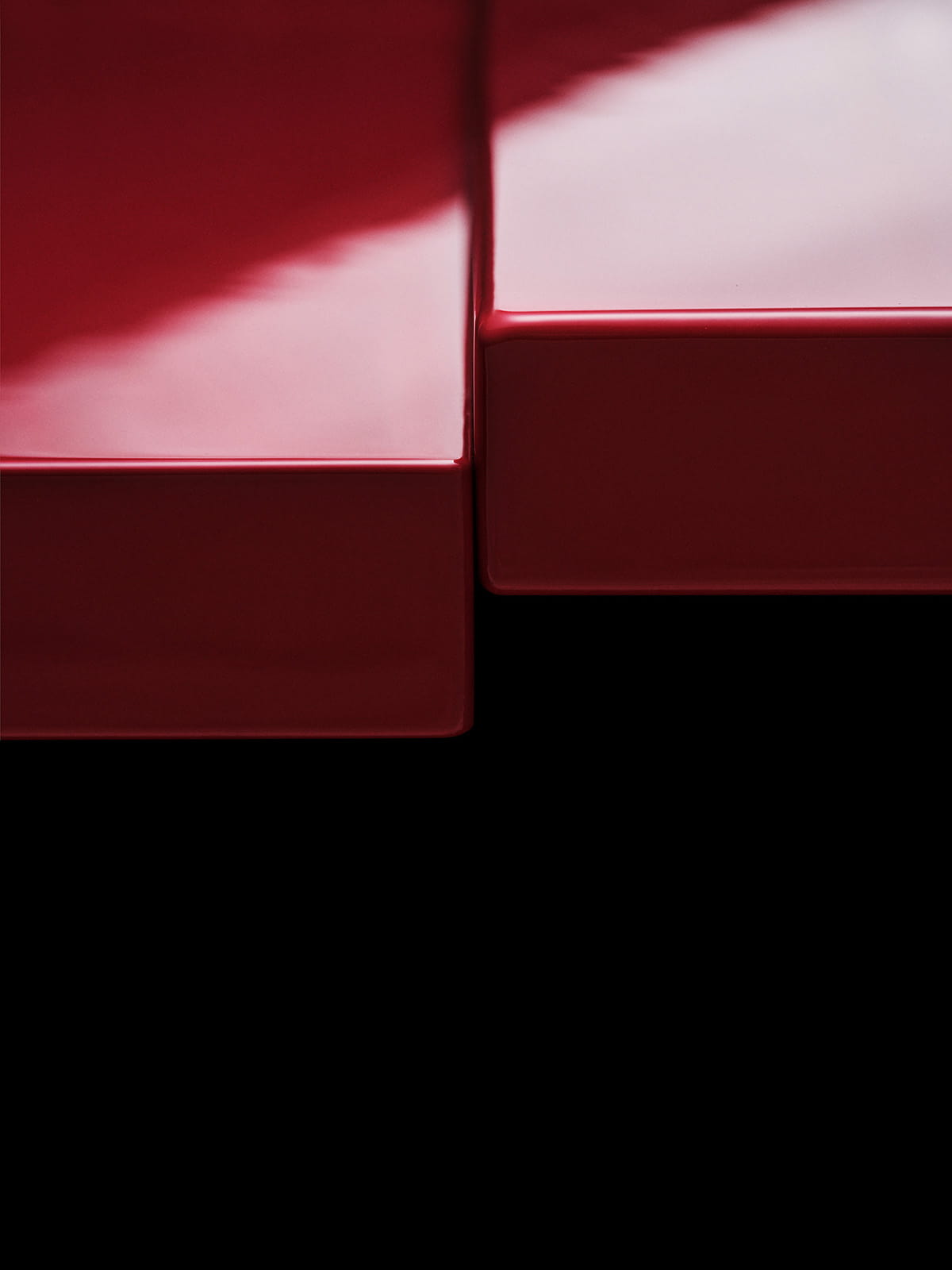 Bi-level Block Table in clear red / glossy black, W 1500 x D 700 x H 406.5 mm